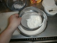 粉は一度ふるいにかける。