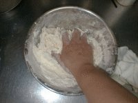 ぬるま湯で塩をきっちり溶かし、ボゥルの中に加えながら混ぜ込んでいく。