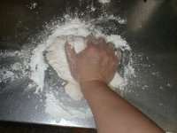 台に移し、10分程度ひたすらこねる。