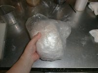 濡れふきんで包み、ラップでくるむ。