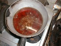 寝かせている間に麺ツユ。だし(水)6:醤油2:みりん1を煮立てて追いがつを。