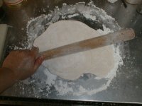 軽く打ち粉をして、手で何度かこね直した後麺棒で好みの厚さに根気よく延ばしていく。