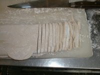 折りたたんで好みの細さに切っていく。