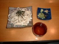塩を落としたタップリのお湯に、打ち粉を払いながら麺を入れ、茹で上げた後ザルに上げ、冷水で洗ってぬめりを取って出来上がり。