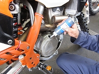 バイクのエンジンオイルに注入中!