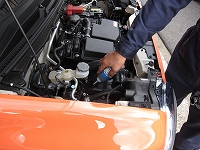 車のエンジンオイルに注入中!