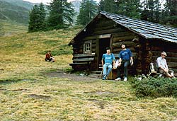 �n�C�W�̉Ƃ̑O��