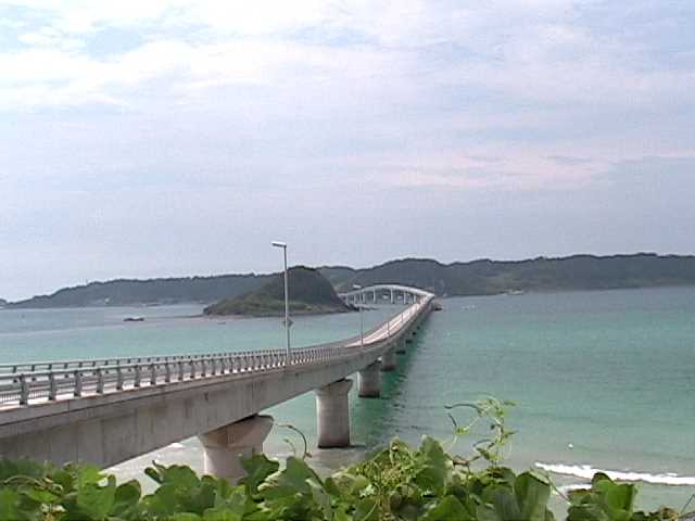 離島に架かる通行無料の橋、角島大橋1780ｍ