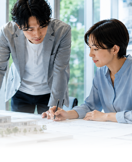 設計図を囲んで打ち合わせをする溜谷設計のスタッフ