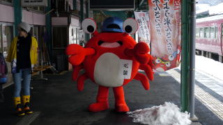 香住駅で蟹の出迎え