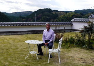 庭にて